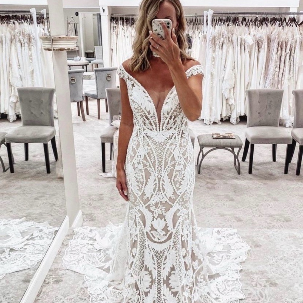 Beautiful BRAND NEW wedding dress